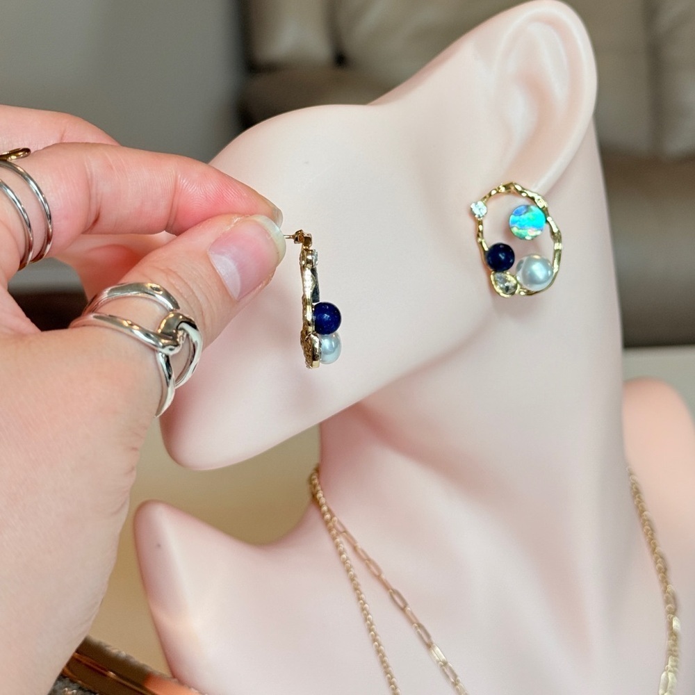 ⚜️ Elegant Gold and Blue Gemstone Earrings - Picture 4 of 8